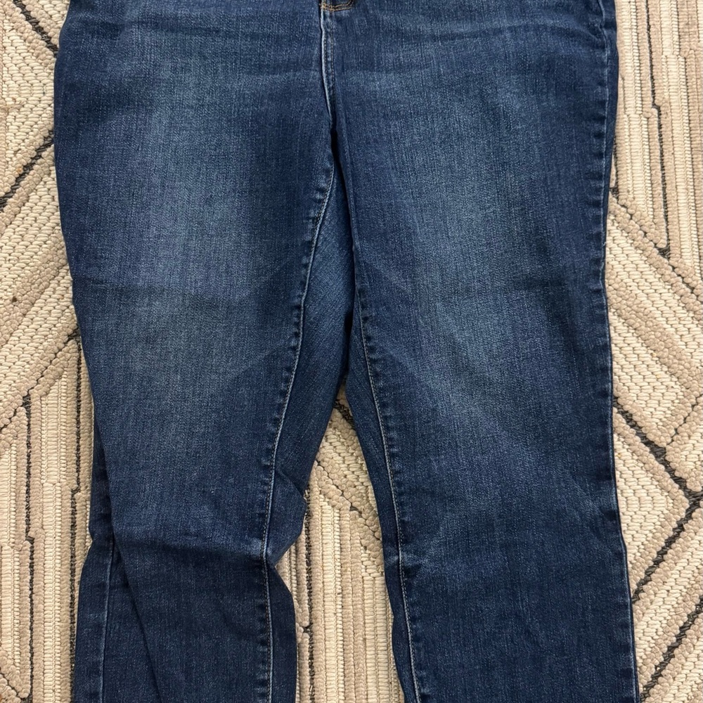 High-rise button fly cut off hem Judy blue skinny jean- missing top button!